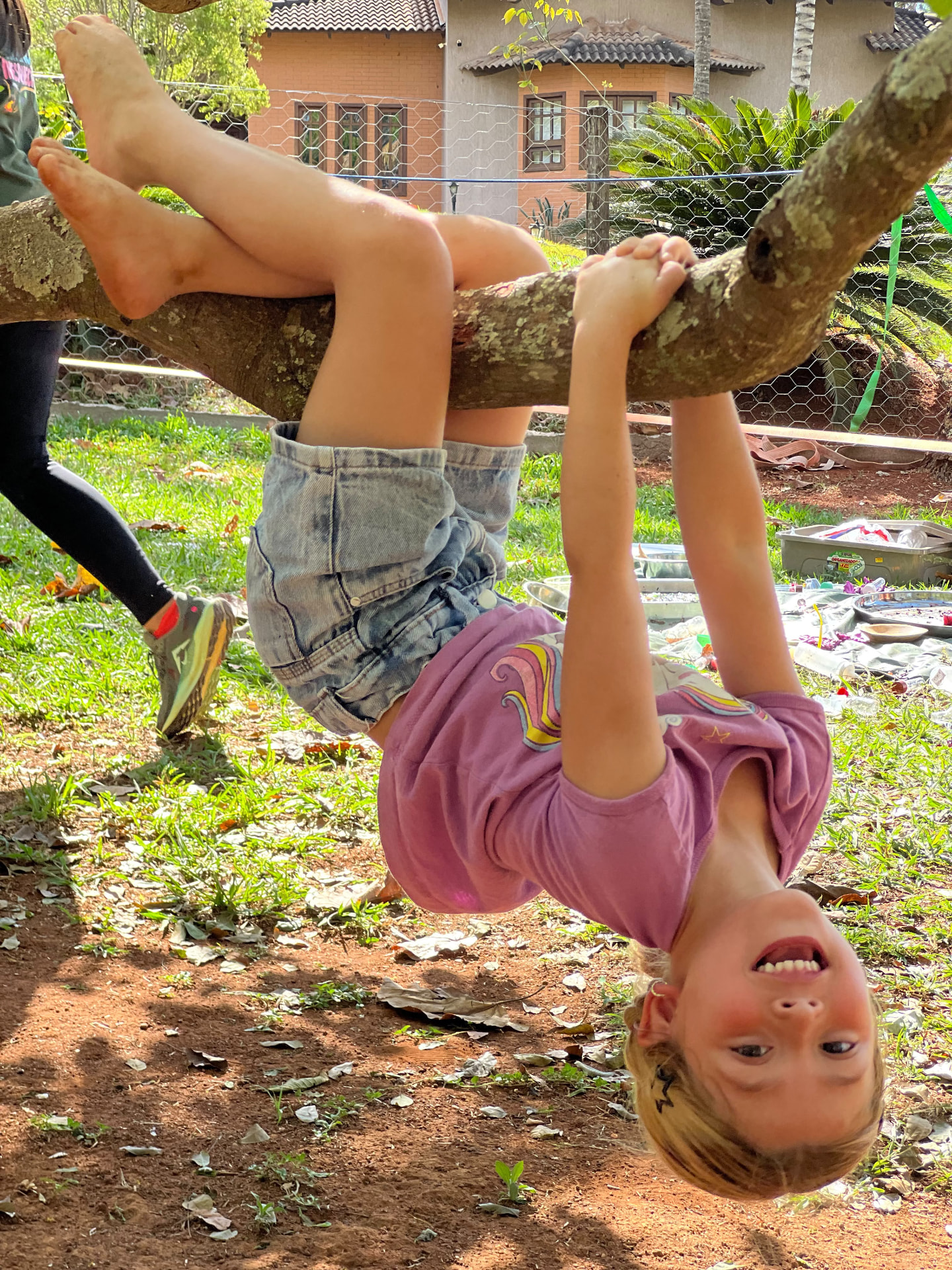 Crianças e educadores nos espaços da Aldeia